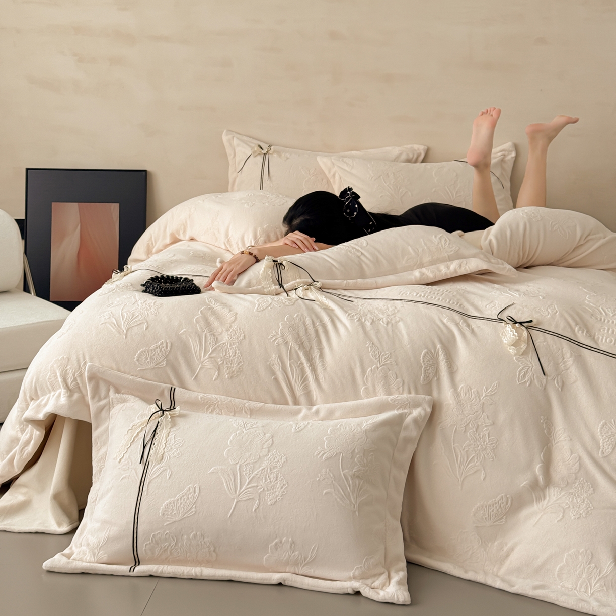 91家纺网 家纺一手货源 找家纺 若未家居 LOVEWE HOUSE 2025新款250克法式轻奢牛奶绒雕花工艺款四件套-蝶屿 蝶屿  奶油白