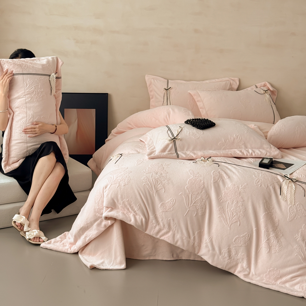 91家纺网 家纺一手货源 找家纺 （总）若未家居 LOVEWE HOUSE 2025新款250克法式轻奢牛奶绒雕花工艺款四件套-蝶屿