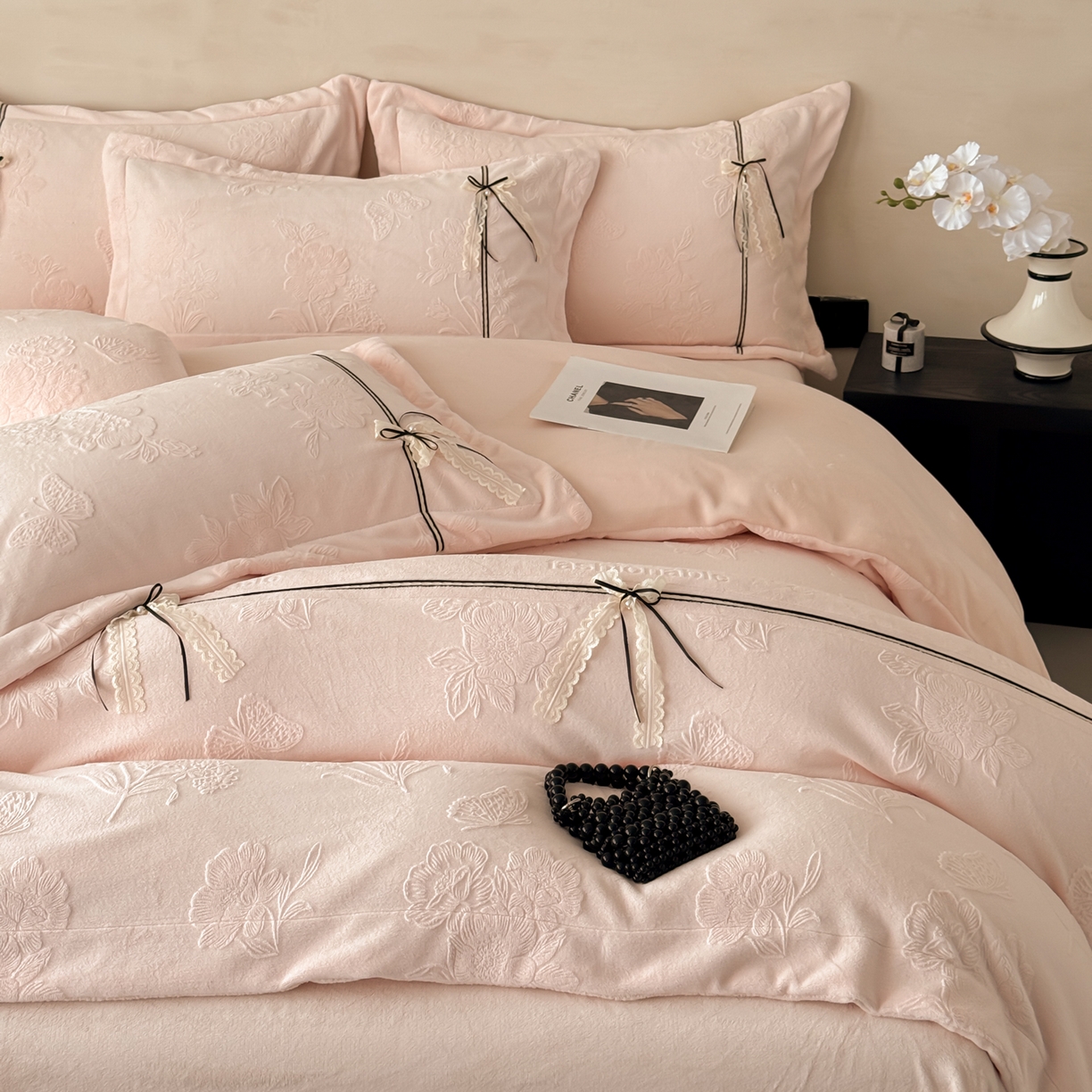 91家纺网 家纺一手货源 找家纺 （总）若未家居 LOVEWE HOUSE 2025新款250克法式轻奢牛奶绒雕花工艺款四件套-蝶屿