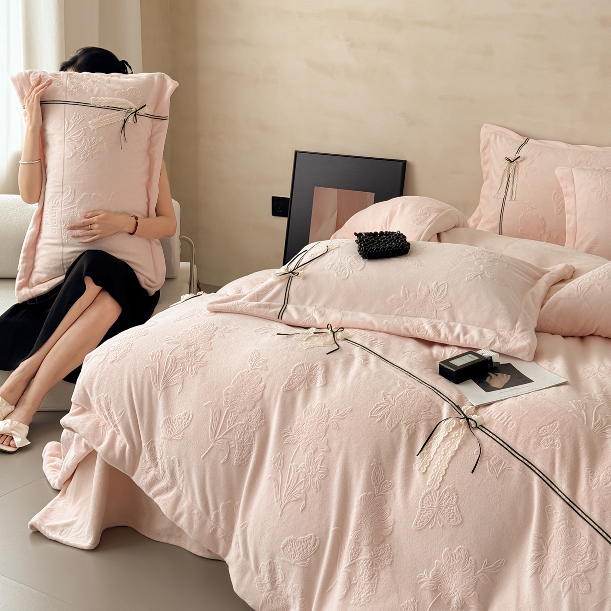 91家纺网 家纺一手货源 找家纺 （总）若未家居 LOVEWE HOUSE 2025新款250克法式轻奢牛奶绒雕花工艺款四件套-蝶屿