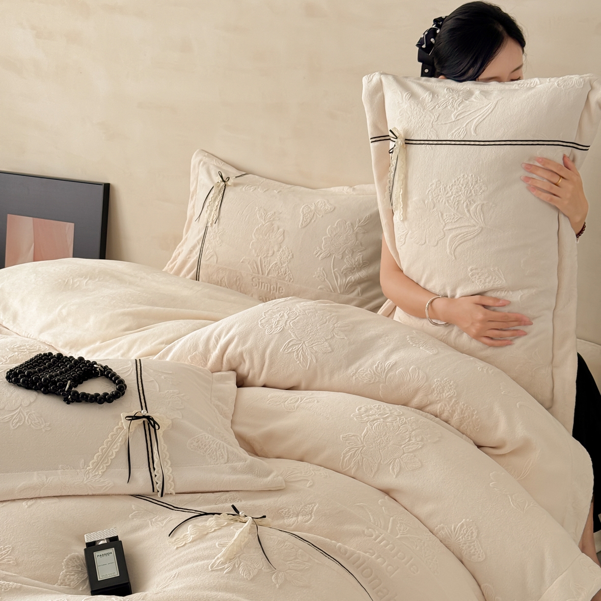 91家纺网 家纺一手货源 找家纺 若未家居 LOVEWE HOUSE 2025新款250克法式轻奢牛奶绒雕花工艺款四件套-蝶屿 蝶屿  奶油白