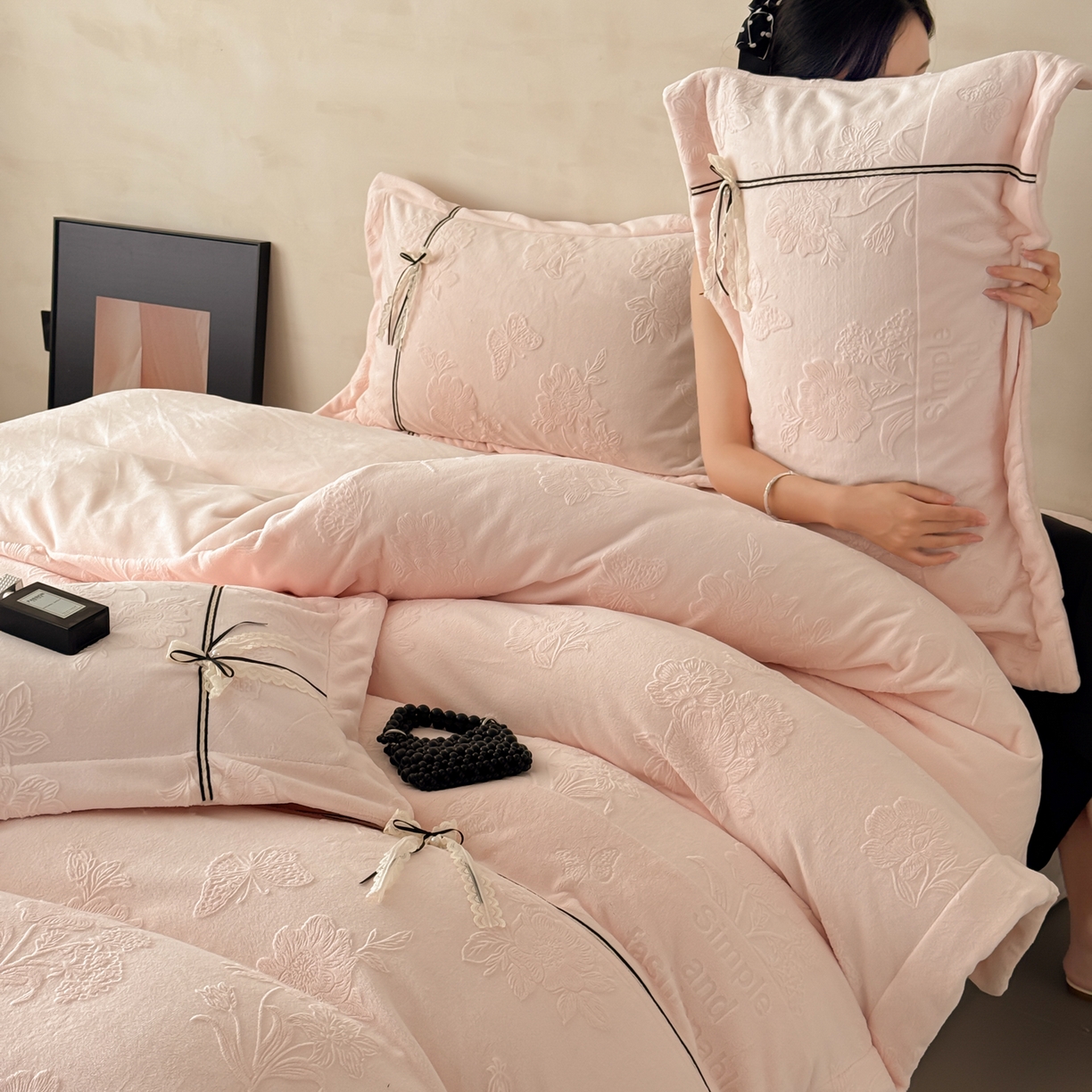 91家纺网 家纺一手货源 找家纺 （总）若未家居 LOVEWE HOUSE 2025新款250克法式轻奢牛奶绒雕花工艺款四件套-蝶屿