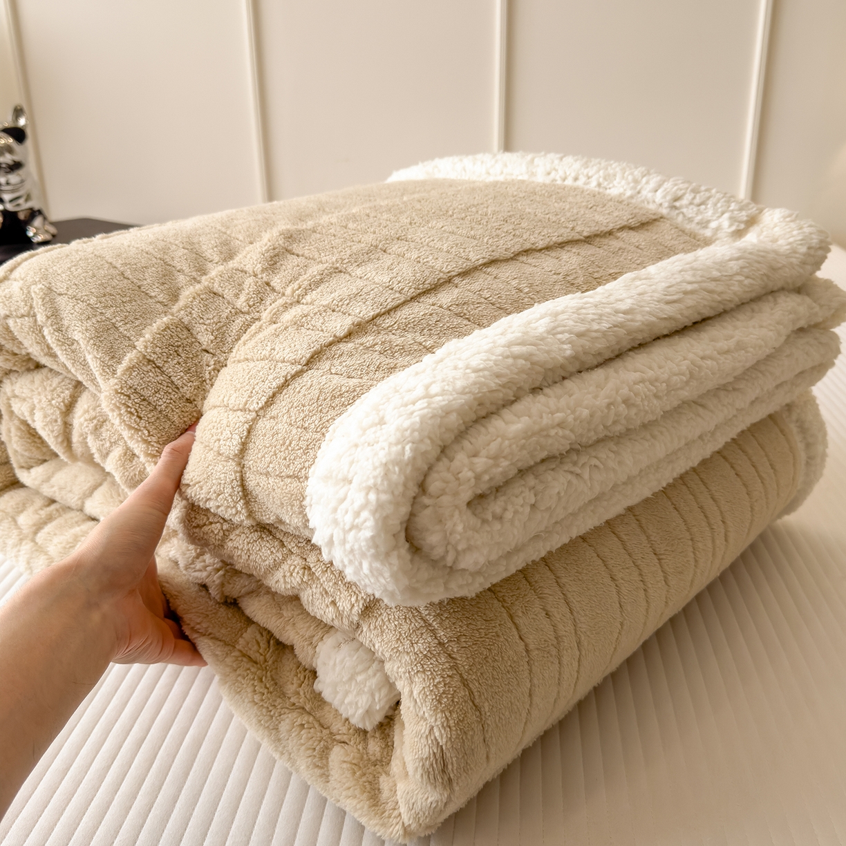 91家纺网 家纺一手货源 找家纺 世纪绒品 2025新款A类加厚水波纹羊羔绒双层提花毛毯 水波纹-浅卡