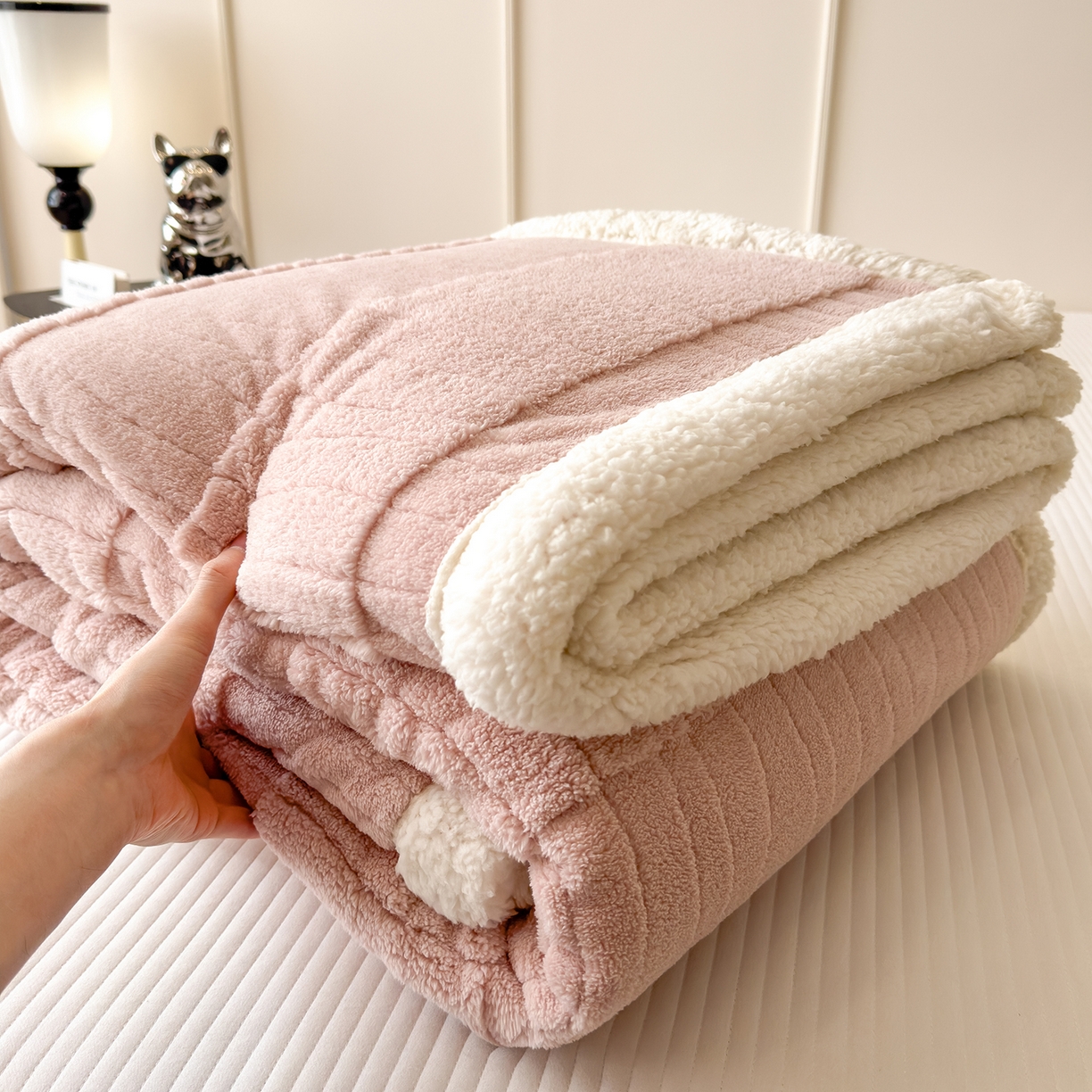 91家纺网 家纺一手货源 找家纺 世纪绒品 2025新款A类加厚水波纹羊羔绒双层提花毛毯 水波纹-浅粉