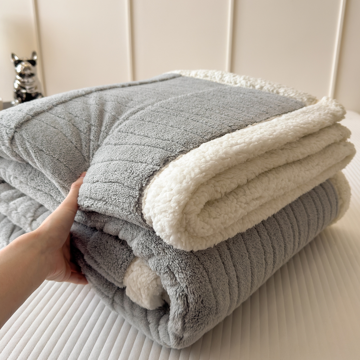 91家纺网 家纺一手货源 找家纺 世纪绒品 2025新款A类加厚水波纹羊羔绒双层提花毛毯 水波纹-浅灰