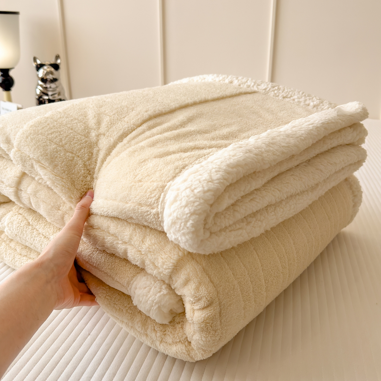 91家纺网 家纺一手货源 找家纺 世纪绒品 2025新款A类加厚水波纹羊羔绒双层提花毛毯 水波纹-米白