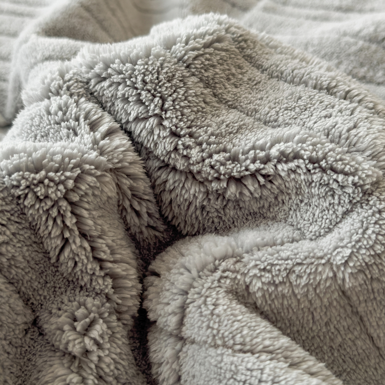 91家纺网 家纺一手货源 找家纺 世纪绒品 2025新款A类加厚水波纹羊羔绒双层提花毛毯 水波纹-浅灰