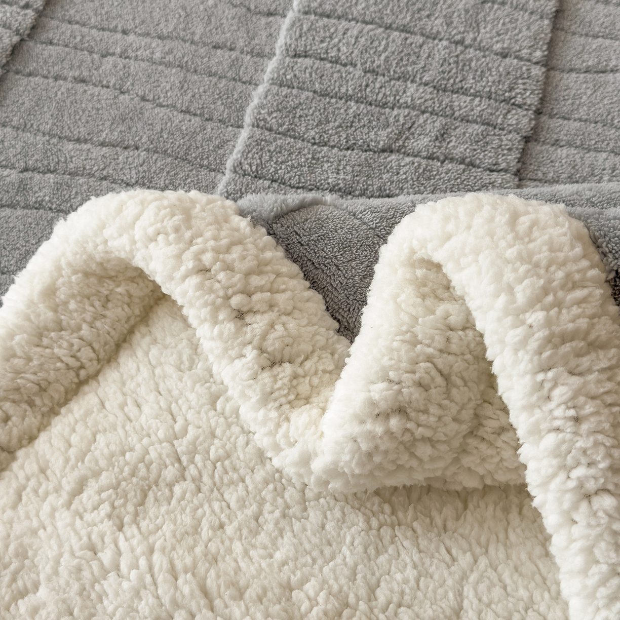 91家纺网 家纺一手货源 找家纺 世纪绒品 2025新款A类加厚水波纹羊羔绒双层提花毛毯 水波纹-浅灰