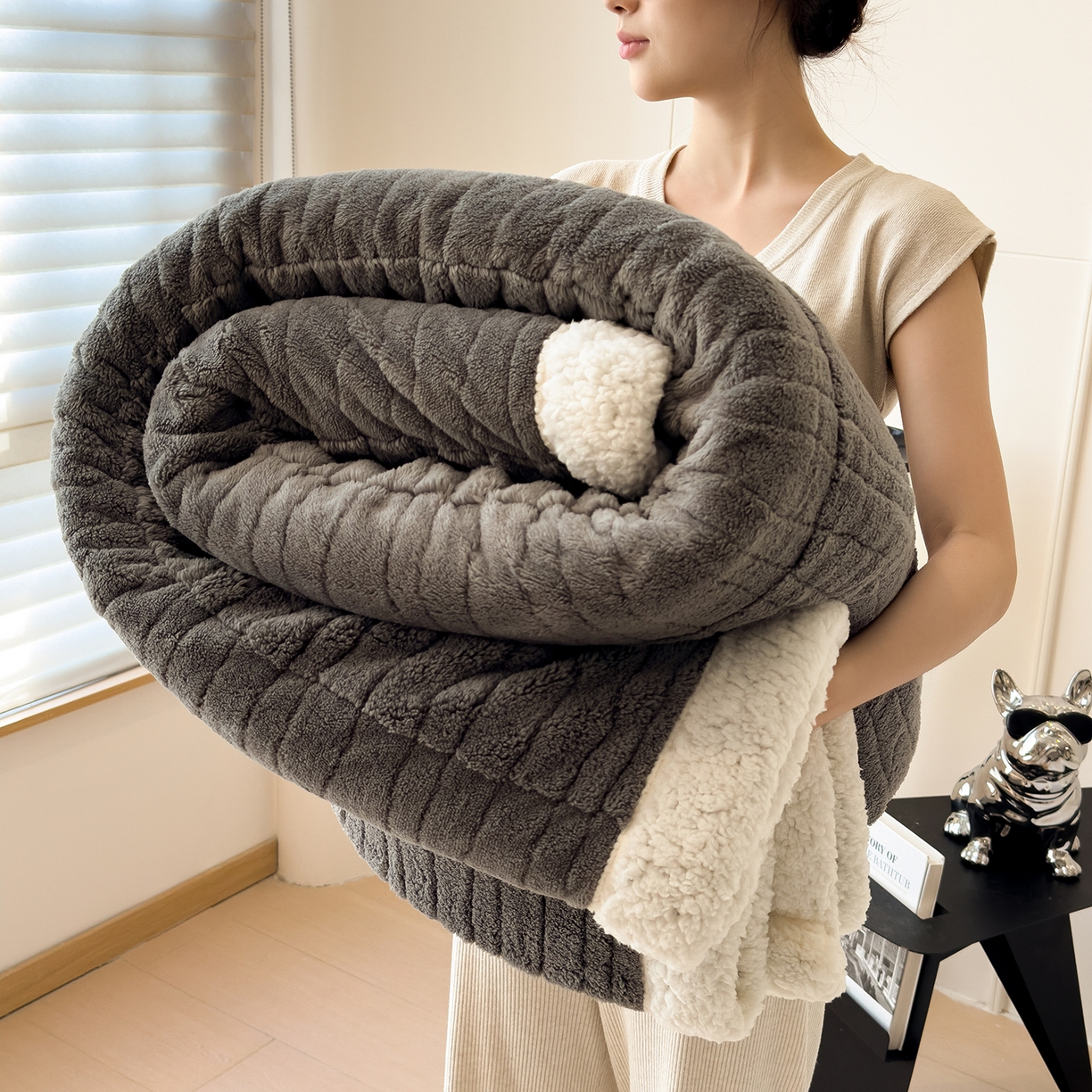 91家纺网 家纺一手货源 找家纺 世纪绒品 2025新款A类加厚水波纹羊羔绒双层提花毛毯 水波纹-深灰