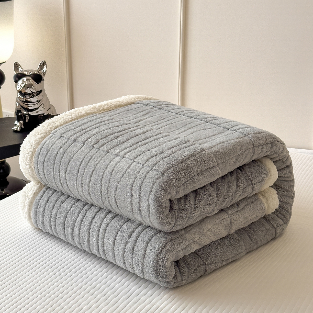 91家纺网 家纺一手货源 找家纺 世纪绒品 2025新款A类加厚水波纹羊羔绒双层提花毛毯 水波纹-浅灰