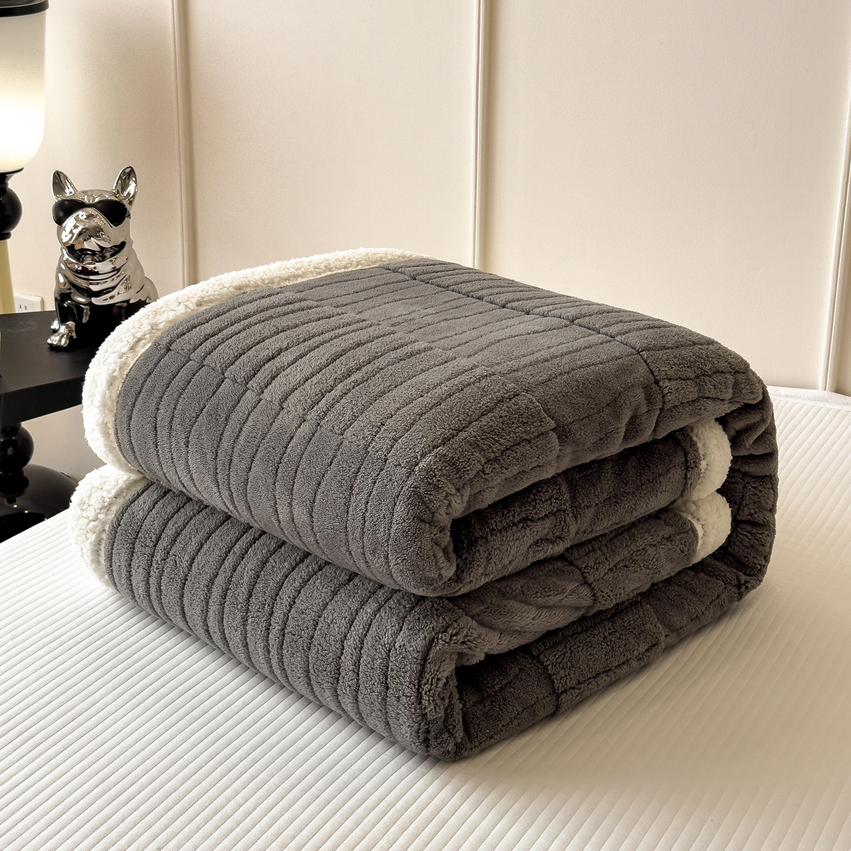 91家纺网 家纺一手货源 找家纺 世纪绒品 2025新款A类加厚水波纹羊羔绒双层提花毛毯 水波纹-深灰