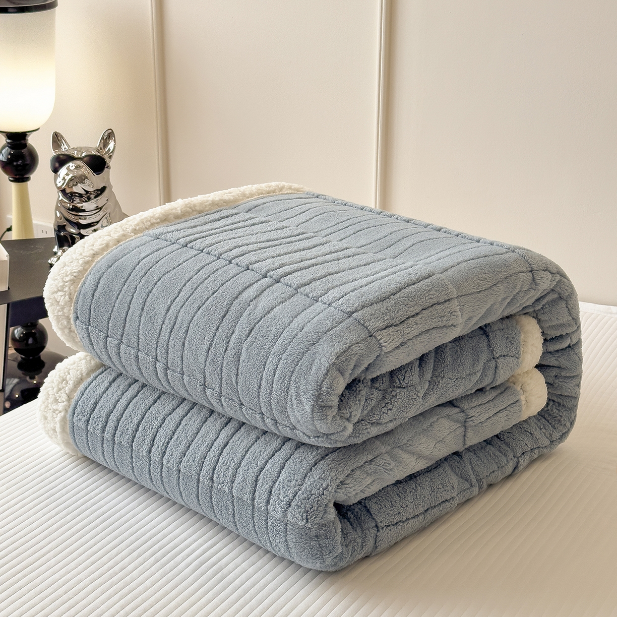 91家纺网 家纺一手货源 找家纺 世纪绒品 2025新款A类加厚水波纹羊羔绒双层提花毛毯 水波纹-蓝灰