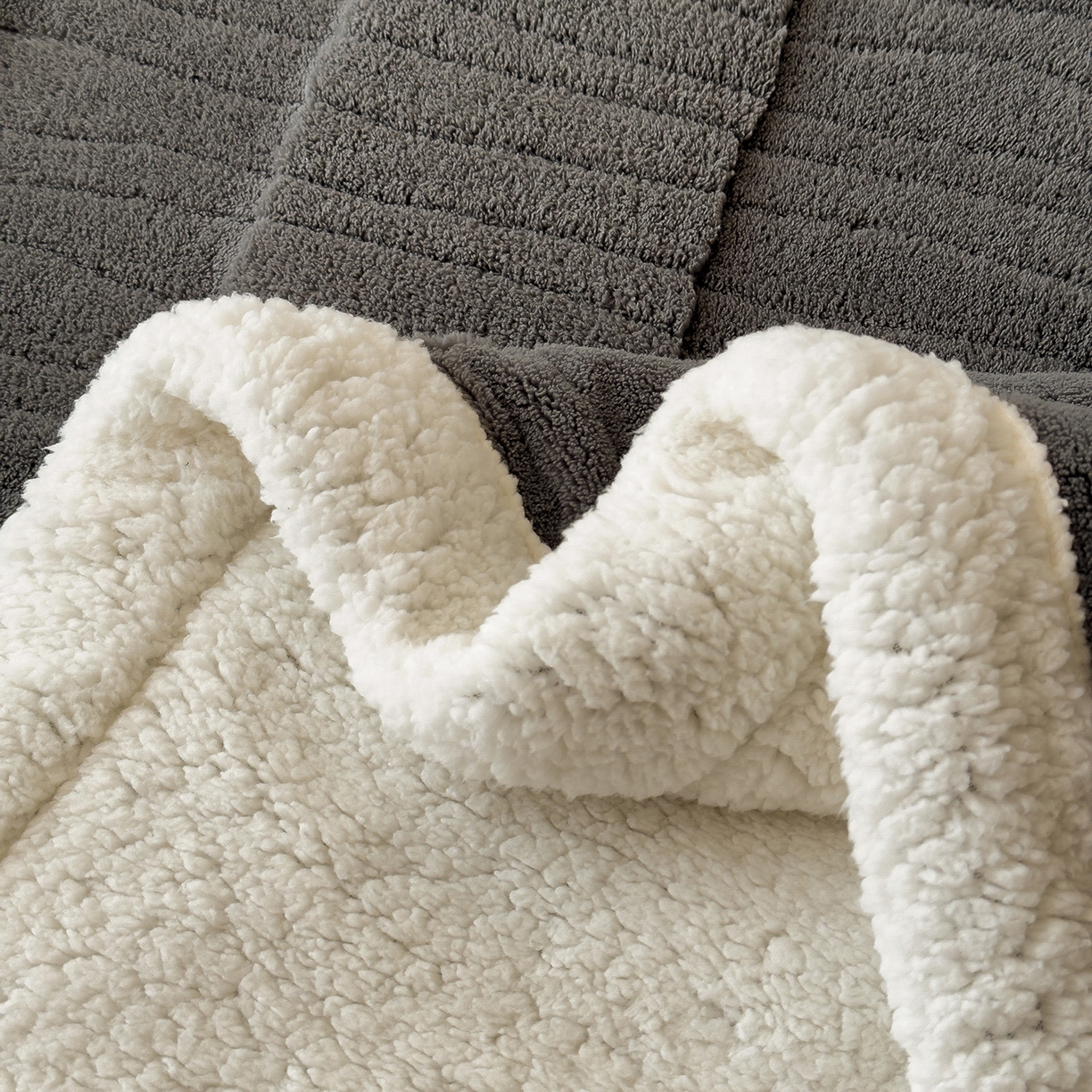 91家纺网 家纺一手货源 找家纺 世纪绒品 2025新款A类加厚水波纹羊羔绒双层提花毛毯 水波纹-深灰