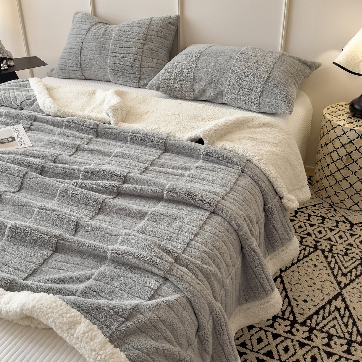 91家纺网 家纺一手货源 找家纺 世纪绒品 2025新款A类加厚水波纹羊羔绒双层提花毛毯 水波纹-浅灰