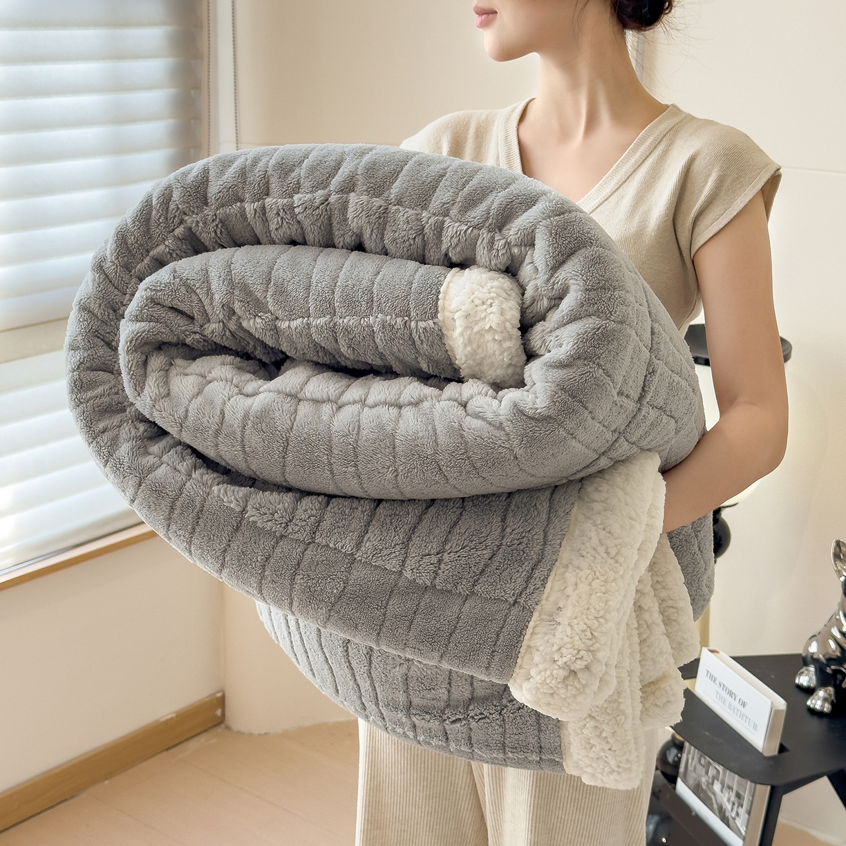 91家纺网 家纺一手货源 找家纺 世纪绒品 2025新款A类加厚水波纹羊羔绒双层提花毛毯 水波纹-浅灰