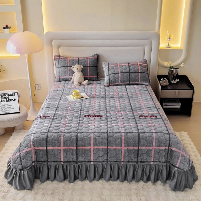 情煊家纺 2025新款简约加厚A类牛奶绒夹棉印花床盖 乐拼字母