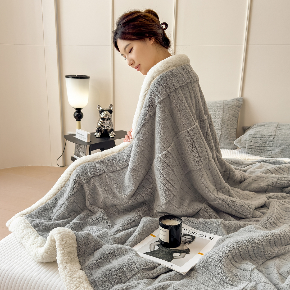 91家纺网 家纺一手货源 找家纺 世纪绒品 2025新款A类加厚水波纹羊羔绒双层提花毛毯 水波纹-浅灰