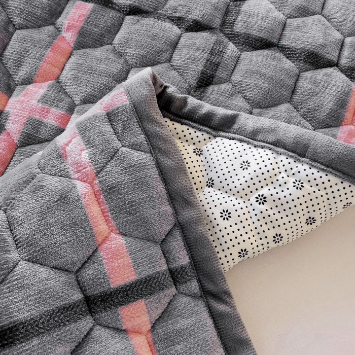 91家纺网 家纺一手货源 找家纺 情煊家纺 2025新款简约加厚A类牛奶绒夹棉印花床盖 乐拼字母