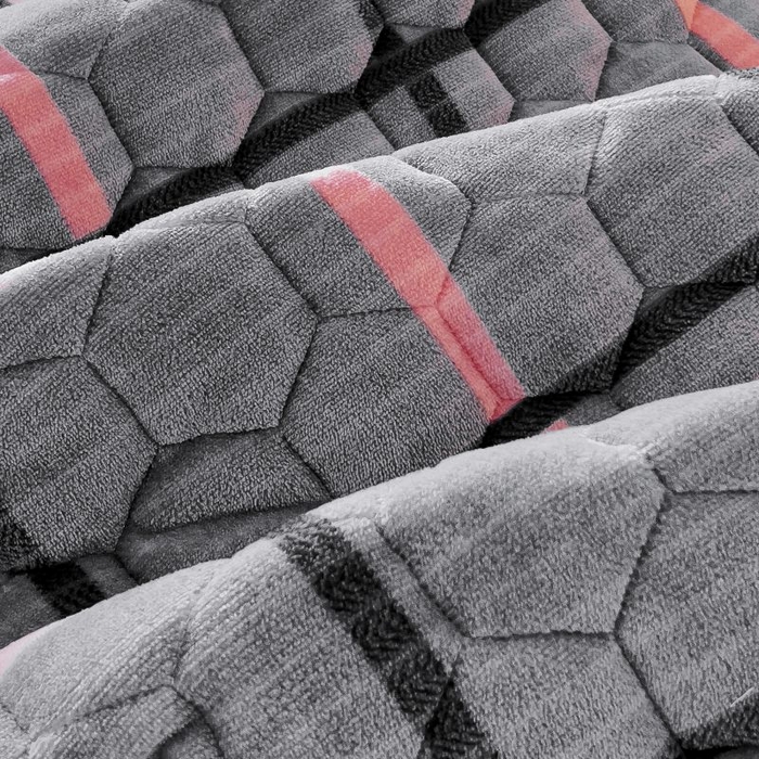 91家纺网 家纺一手货源 找家纺 情煊家纺 2025新款简约加厚A类牛奶绒夹棉印花床盖 乐拼字母