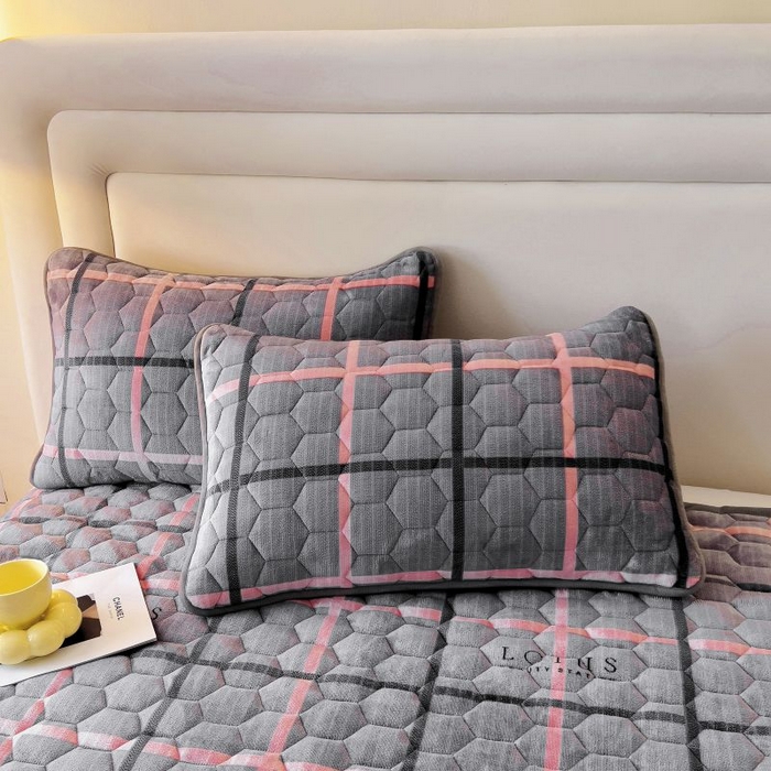 91家纺网 家纺一手货源 找家纺 情煊家纺 2025新款简约加厚A类牛奶绒夹棉印花床盖 乐拼字母