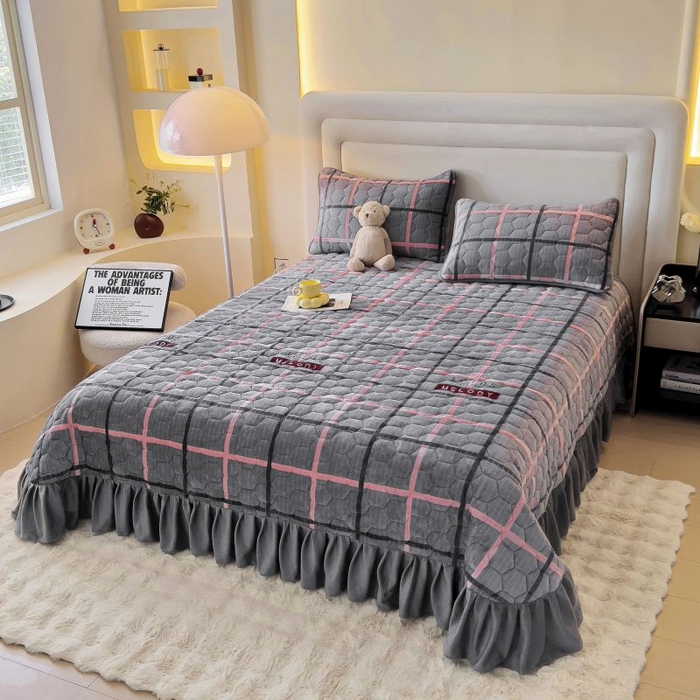 91家纺网 家纺一手货源 找家纺 情煊家纺 2025新款简约加厚A类牛奶绒夹棉印花床盖 乐拼字母