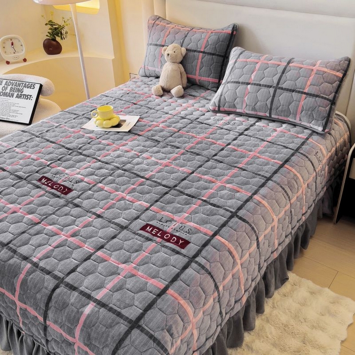 91家纺网 家纺一手货源 找家纺 情煊家纺 2025新款简约加厚A类牛奶绒夹棉印花床盖 乐拼字母