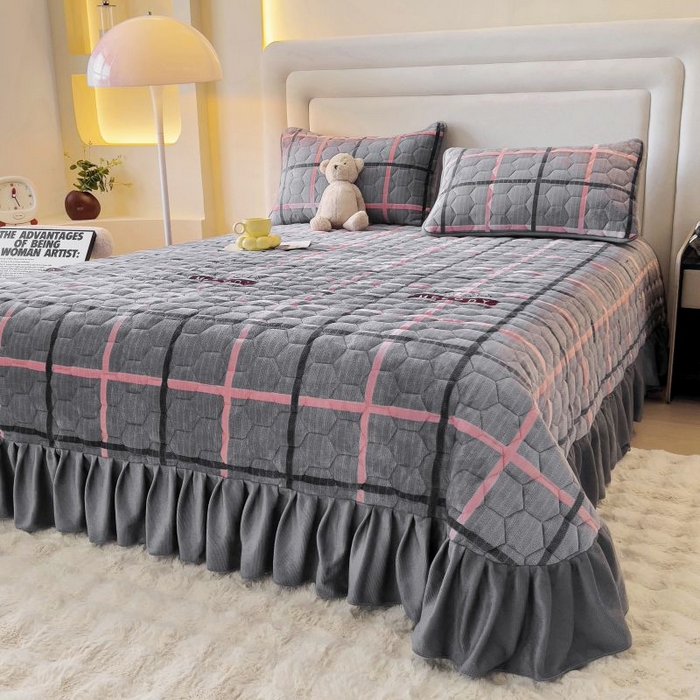 91家纺网 家纺一手货源 找家纺 情煊家纺 2025新款简约加厚A类牛奶绒夹棉印花床盖 乐拼字母