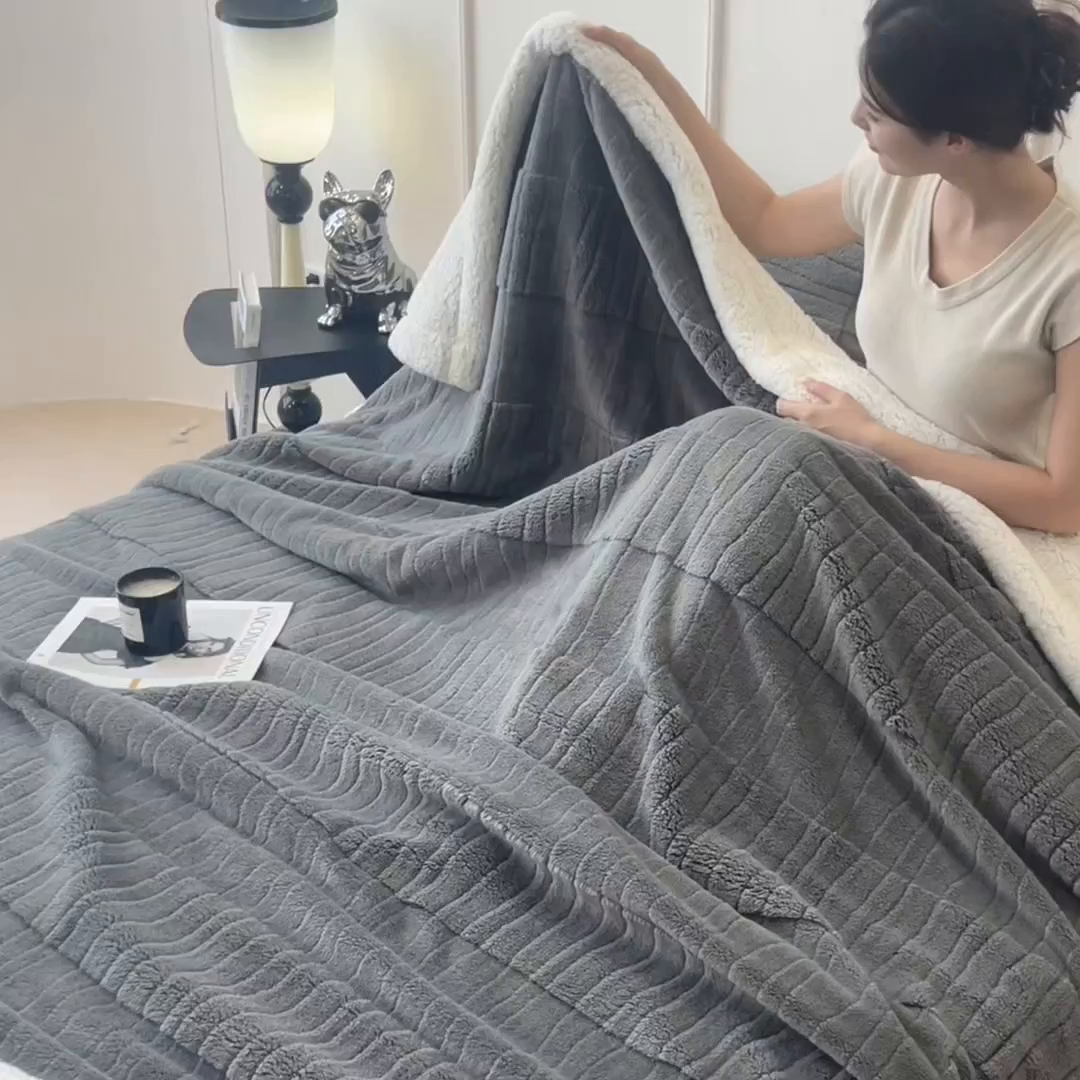 91家纺网 家纺一手货源 找家纺 世纪绒品 2025新款A类加厚水波纹羊羔绒双层提花毛毯 水波纹-深灰