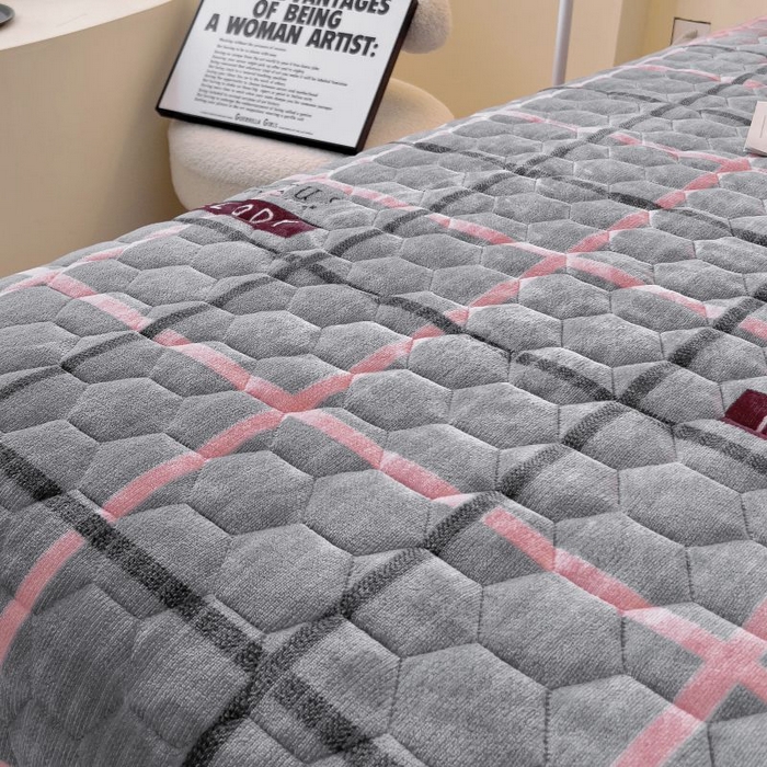 91家纺网 家纺一手货源 找家纺 情煊家纺 2025新款简约加厚A类牛奶绒夹棉印花床盖 乐拼字母