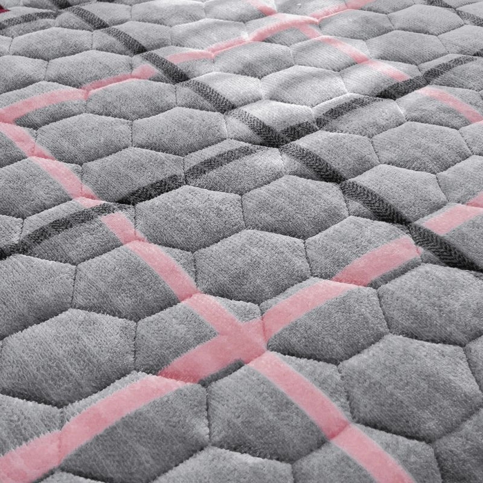 91家纺网 家纺一手货源 找家纺 情煊家纺 2025新款简约加厚A类牛奶绒夹棉印花床盖 乐拼字母