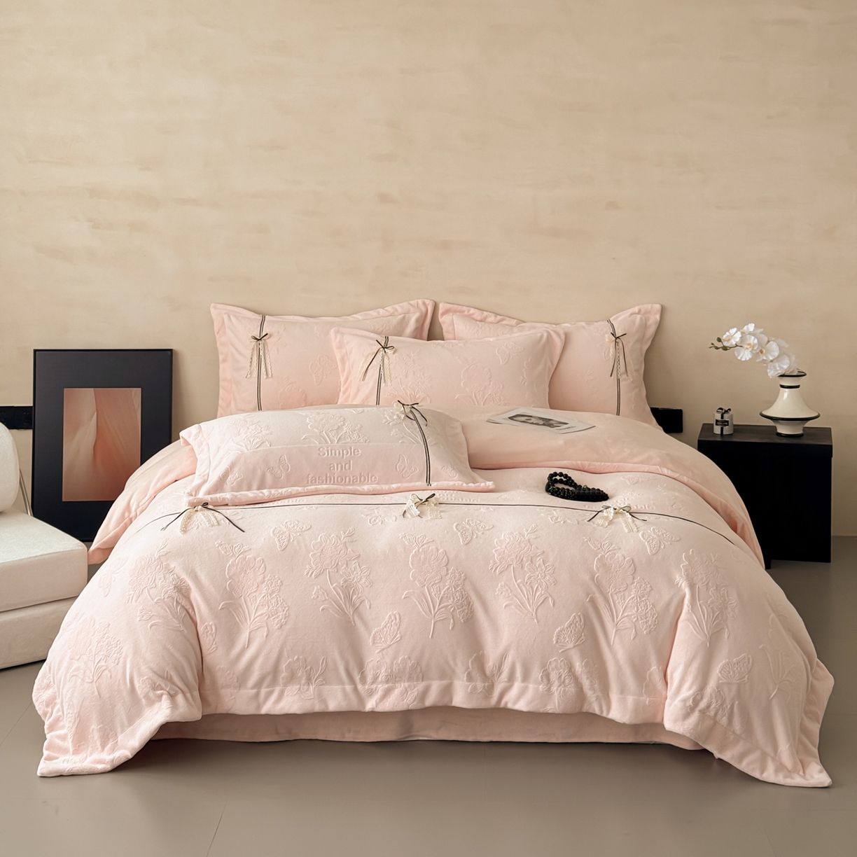 91家纺网 家纺一手货源 找家纺 若未家居 LOVEWE HOUSE 2025新款250克法式轻奢牛奶绒雕花工艺款四件套-蝶屿 蝶屿  粉