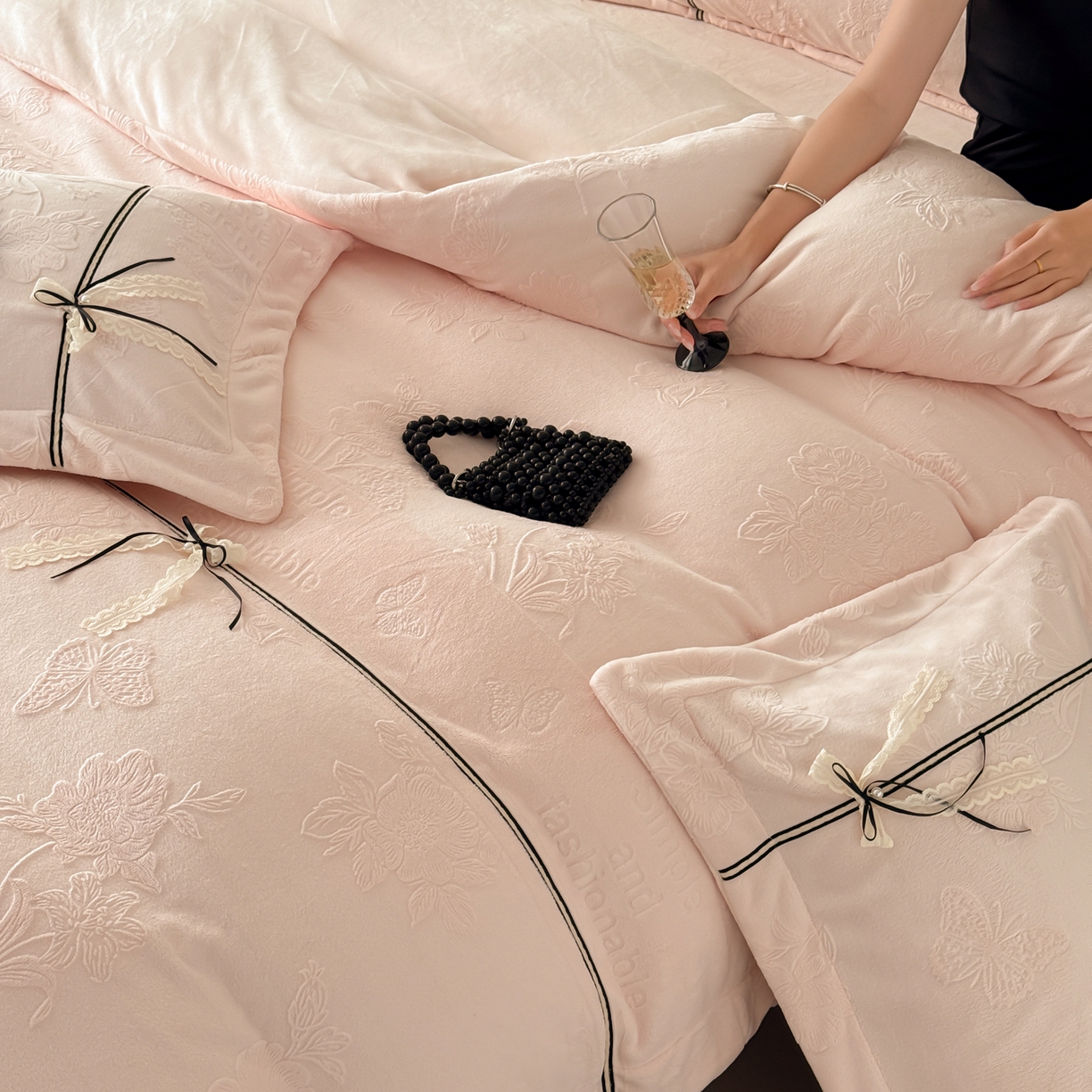 91家纺网 家纺一手货源 找家纺 若未家居 LOVEWE HOUSE 2025新款250克法式轻奢牛奶绒雕花工艺款四件套-蝶屿 蝶屿  粉