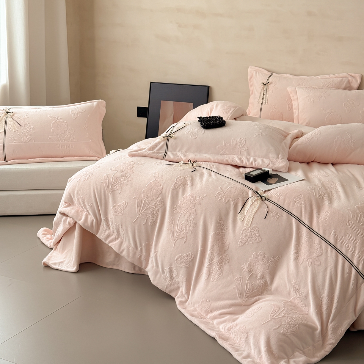 91家纺网 家纺一手货源 找家纺 若未家居 LOVEWE HOUSE 2025新款250克法式轻奢牛奶绒雕花工艺款四件套-蝶屿 蝶屿  粉