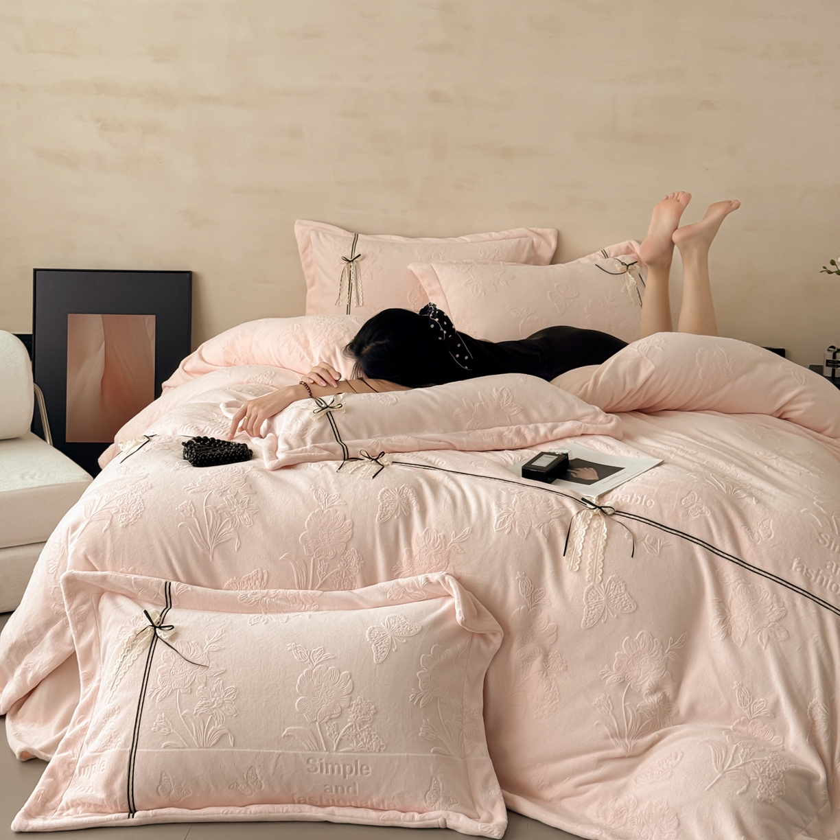 91家纺网 家纺一手货源 找家纺 若未家居 LOVEWE HOUSE 2025新款250克法式轻奢牛奶绒雕花工艺款四件套-蝶屿 蝶屿  粉