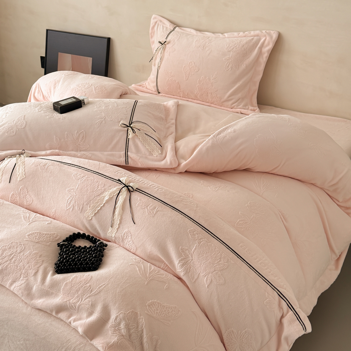 91家纺网 家纺一手货源 找家纺 若未家居 LOVEWE HOUSE 2025新款250克法式轻奢牛奶绒雕花工艺款四件套-蝶屿 蝶屿  粉