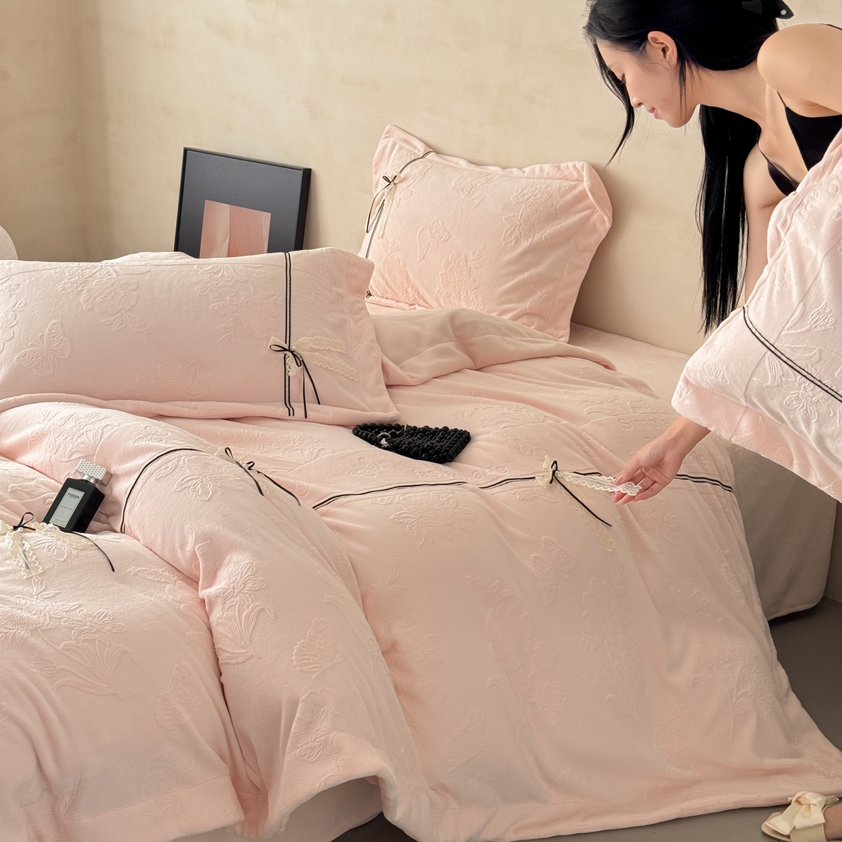 91家纺网 家纺一手货源 找家纺 若未家居 LOVEWE HOUSE 2025新款250克法式轻奢牛奶绒雕花工艺款四件套-蝶屿 蝶屿  粉