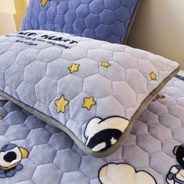 91家纺网 家纺一手货源 找家纺 情煊家纺 2025新款简约加厚A类牛奶绒夹棉印花床盖 太空漫步