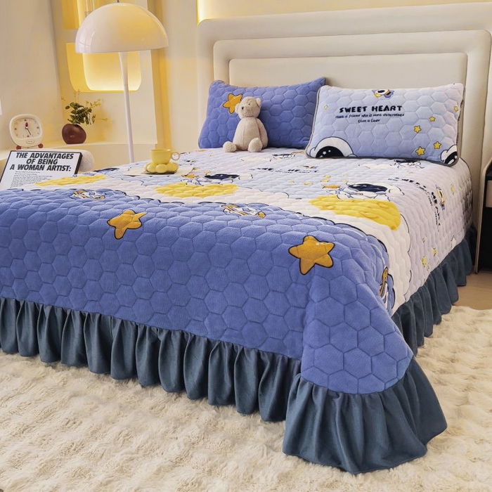 91家纺网 家纺一手货源 找家纺 情煊家纺 2025新款简约加厚A类牛奶绒夹棉印花床盖 太空漫步