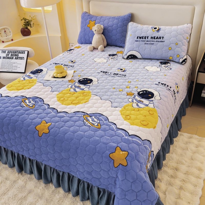 91家纺网 家纺一手货源 找家纺 情煊家纺 2025新款简约加厚A类牛奶绒夹棉印花床盖 太空漫步