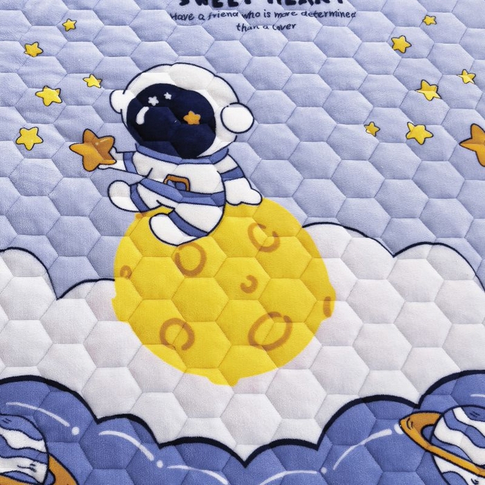 91家纺网 家纺一手货源 找家纺 情煊家纺 2025新款简约加厚A类牛奶绒夹棉印花床盖 太空漫步