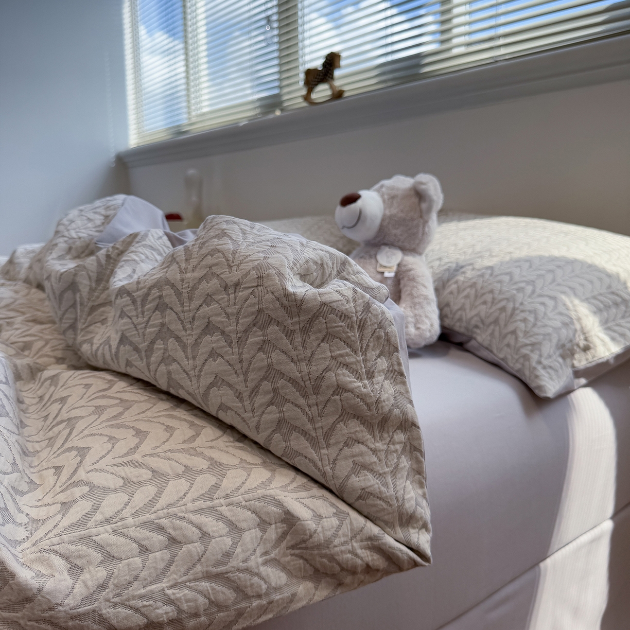 91家纺网 家纺一手货源 找家纺 慕尚家纺 2025新款全棉空气立体提花磨毛四件套 稻花-白灰