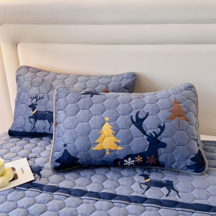 91家纺网 家纺一手货源 找家纺 情煊家纺 2025新款简约加厚A类牛奶绒夹棉印花床盖 一鹿幸福