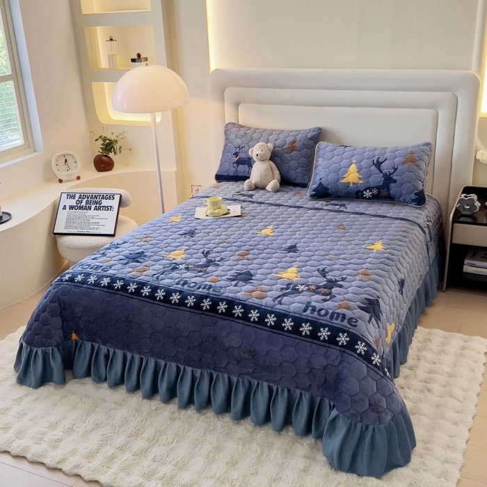 91家纺网 家纺一手货源 找家纺 情煊家纺 2025新款简约加厚A类牛奶绒夹棉印花床盖 一鹿幸福