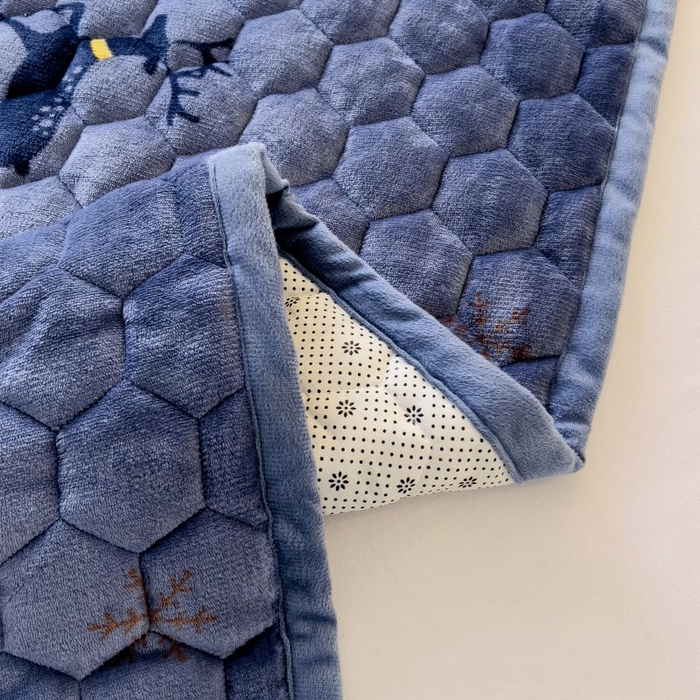 91家纺网 家纺一手货源 找家纺 情煊家纺 2025新款简约加厚A类牛奶绒夹棉印花床盖 一鹿幸福