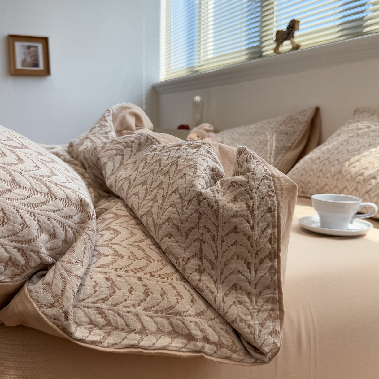 91家纺网 家纺一手货源 找家纺 慕尚家纺 2025新款全棉空气立体提花磨毛四件套 稻花-卡其