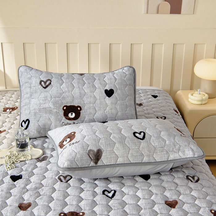 91家纺网 家纺一手货源 找家纺 情煊家纺 2025新款简约加厚A类牛奶绒夹棉印花床盖 爱心小熊