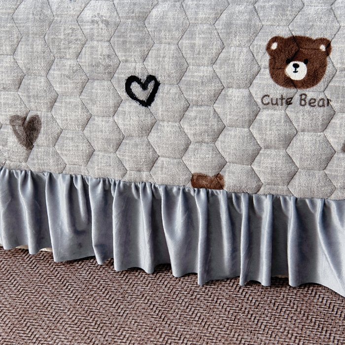 91家纺网 家纺一手货源 找家纺 情煊家纺 2025新款简约加厚A类牛奶绒夹棉印花床盖 爱心小熊