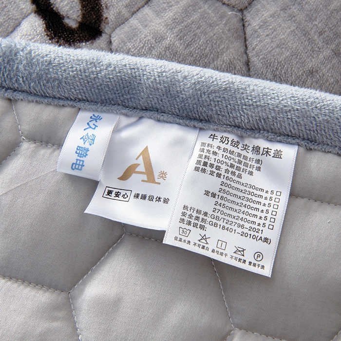 91家纺网 家纺一手货源 找家纺 情煊家纺 2025新款简约加厚A类牛奶绒夹棉印花床盖 爱心小熊