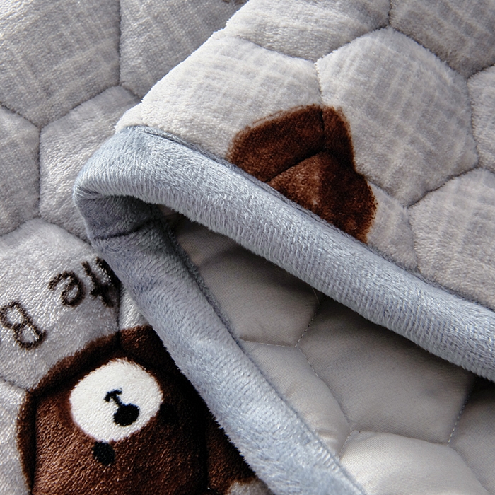 91家纺网 家纺一手货源 找家纺 情煊家纺 2025新款简约加厚A类牛奶绒夹棉印花床盖 爱心小熊