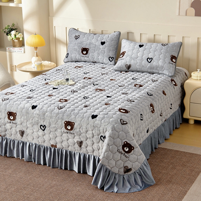 91家纺网 家纺一手货源 找家纺 情煊家纺 2025新款简约加厚A类牛奶绒夹棉印花床盖 爱心小熊